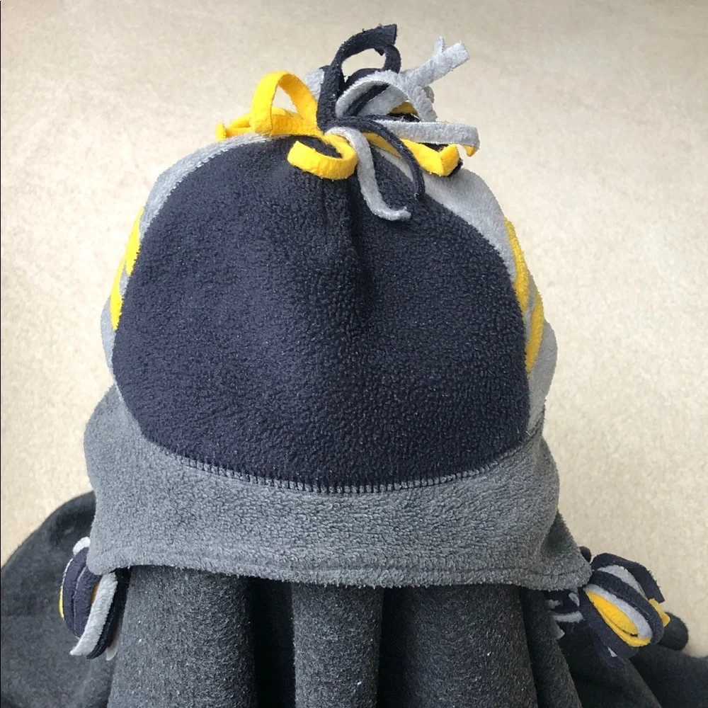 GAP Kids Beanie Style Winter Sports Reversible Fleece Hat + Pom-Pom Size 4-16